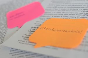 Klebezettel auf bedrucktem Papier