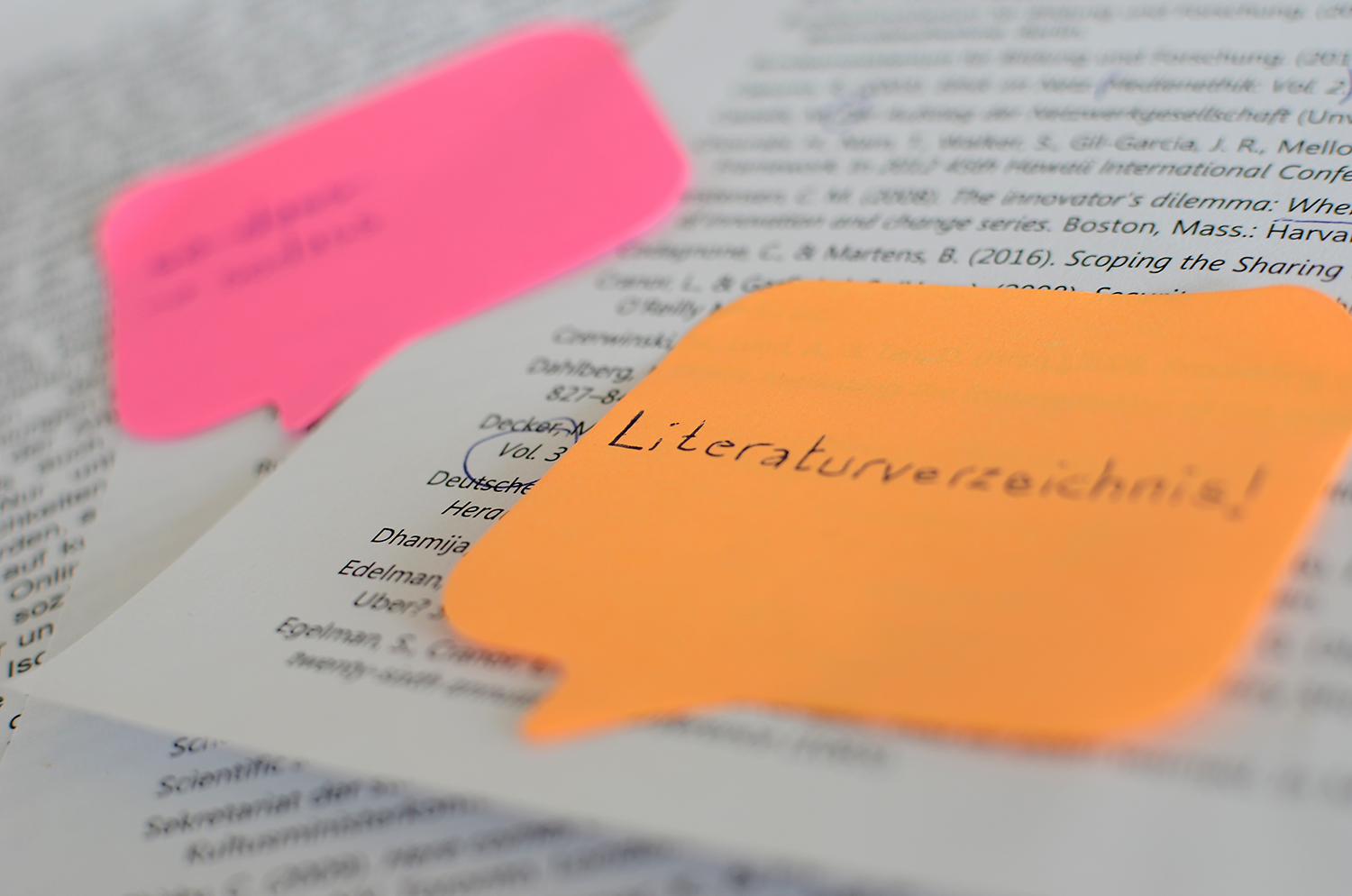 Klebezettel auf bedrucktem Papier